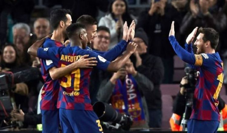 Jugadores del Barcelona festejan un gol. Foto:EFE