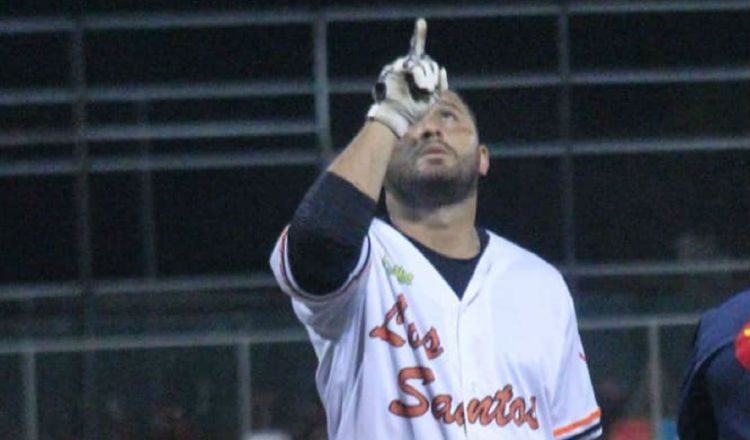 El santeño Javier "Yuma" Domínguez festeja un cuadrangular. Foto:Epasa