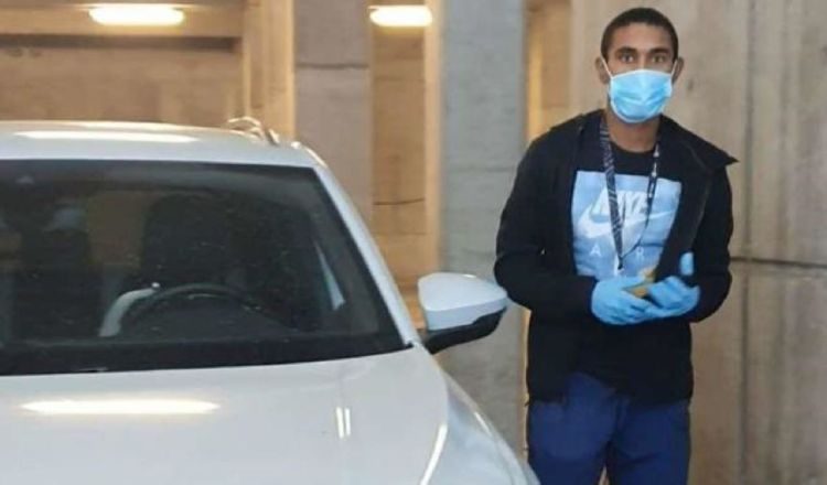 Yoel Bárcenas llegando al  Tartiere para el test del COVID-19. Foto/La Nueva España 