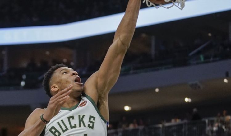 Gannis Antetokounmpo de los Bucks de Milwauke. Foto:AP