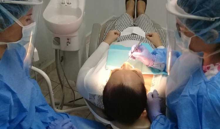 Los odontólogos están también en la primera línea de atención ante el COVID-19. Archivo.