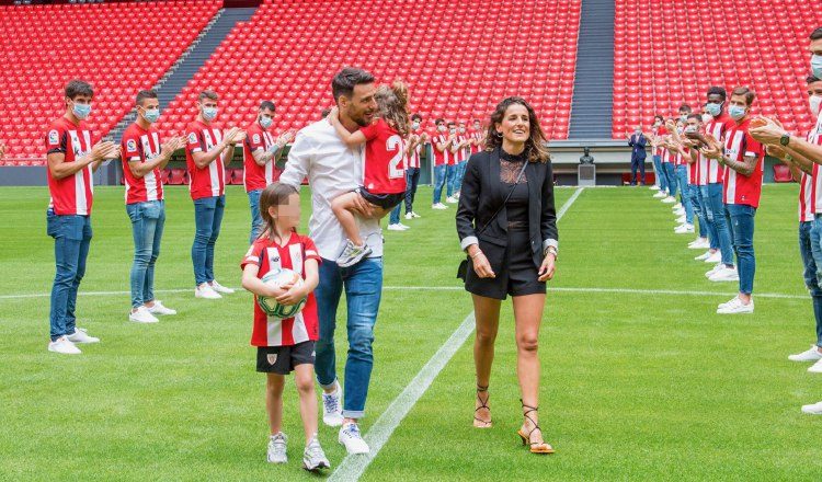Aritz Aduriz y su familia en la calle de honor que le hace su equipo. Foto:AP
