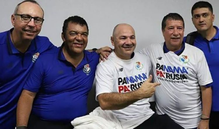 Édgar 'Pánzer' Carvajal,  'El Bolillo' Gómez (centro) y el cuerpo técnico que llevó a Panamá al mundial de Rusia 2018. Foto: @Fepafut