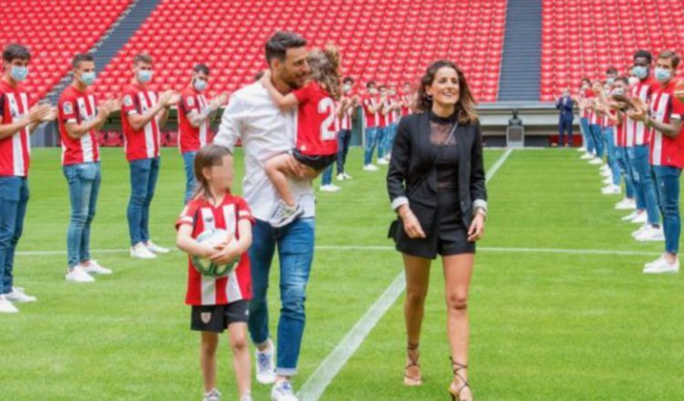 Aritz Aduriz y su  familia en la calle de honor que le hace su equipo. Foto:AP