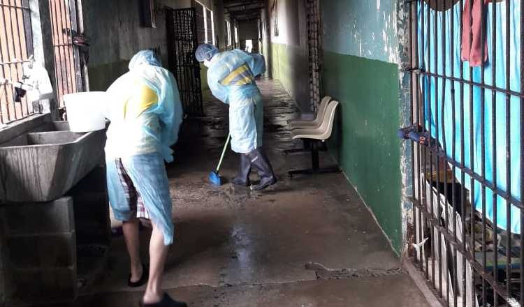 Jornada de limpieza en la cárcel de Santiago.