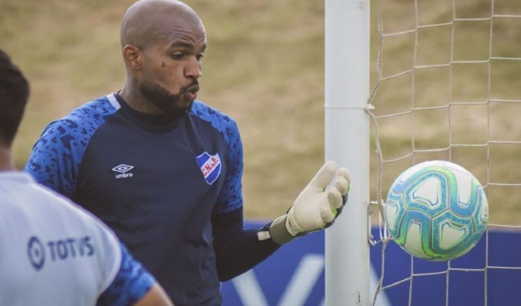 El panameño Luis "Manota" Mejía portero del Nacional de Uruguay. Foto: