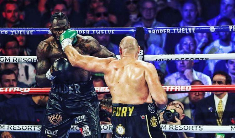 Tyson Fury logra conectar a Deontay Wilder en su pleito de los pesos pesados. Foto: AP