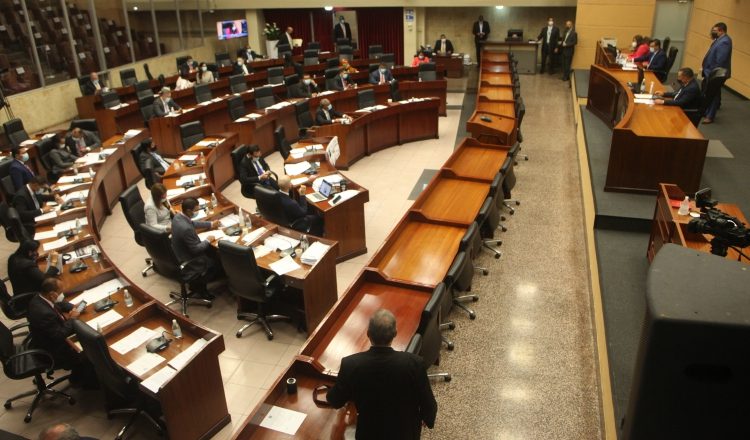 Dos diputados deben hacer su intervención hoy en la segunda vuelta de las sesiones extraordinarias. Víctor Arosemena