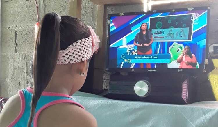 Los estudiantes que no están en duodécimo continuarán las clases por radio, televisión o de manera virtual, sin la plataforma. Meduca.