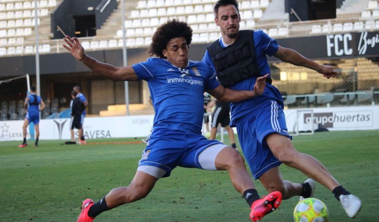 Adalberto 'Coco' Carrasquilla (izq) en los entrenamientos del Cartagena. Foto: @FCCartagena_efes