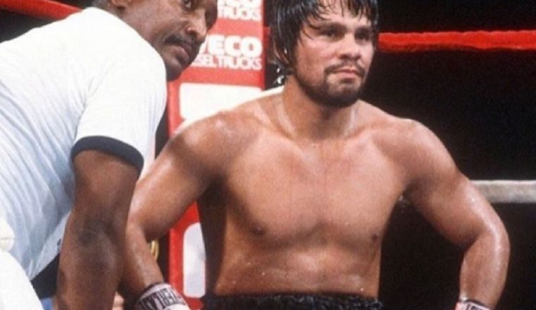 4. Durán con 'Plomo' Quiñónez, en una de sus peleas. Fotos:@robertoduranbox