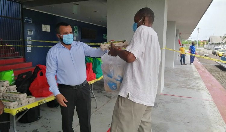 Aletas de Colón reciben bolsas de alimentos. Foto: Diómedes Sánchez S.