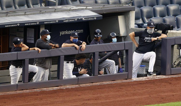 El piloto Aaron Boone (der) observa a su equipo en un juego de entrenamientos en el Yankee Stadium en el Bronx. Foto:EFE