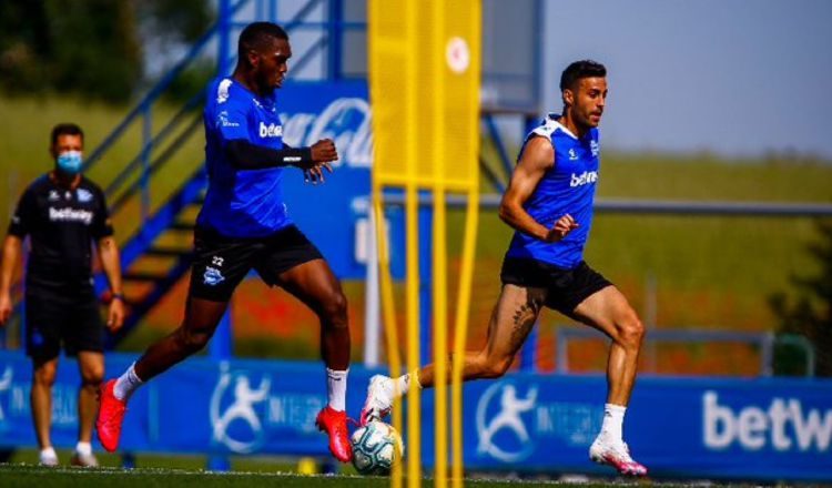 El panameño José Luis 'Pumita' Rodríguez (Izq) en los entrenamientos del primer equipo del Alavés. Foto:@Alaves