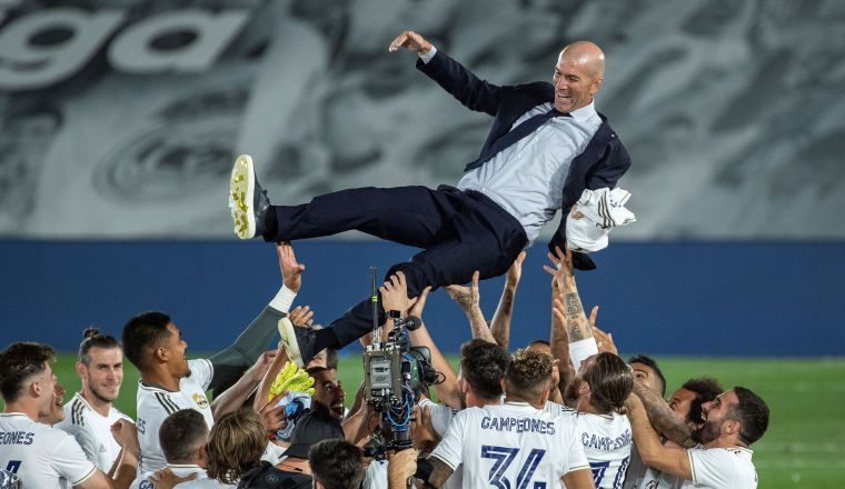 Zidane celebra con los jugadores. Foto:EFE