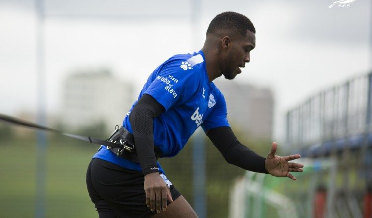José Luis "Pumita" Rodríguez estuvo en la banca. Foto:@Alavés