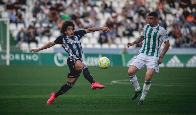Adalberto 'Coco' Carrasquilla (izq.) durante un partido del Cartagena. Foto@Cartagena_efe
