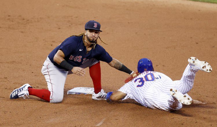 El panameño Jonathan Araúz de Boston intenta sacar al corredor Michael Conforto de os Mets en la segunda base. Foto:EFE