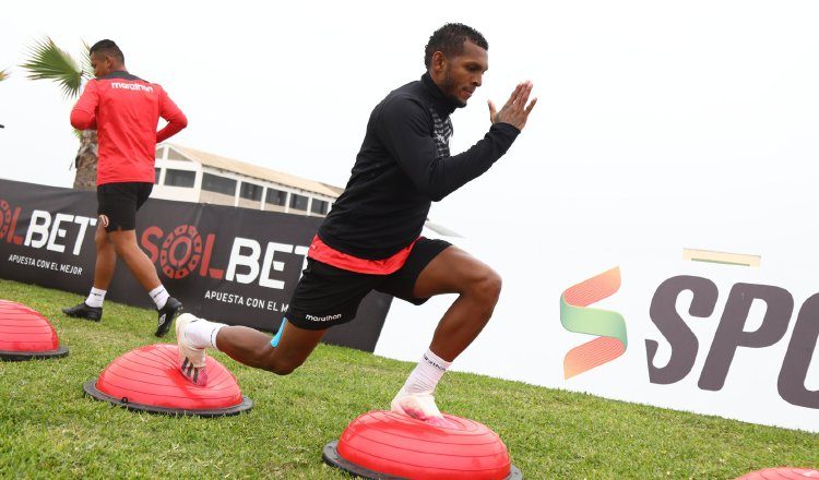 Alberto "Negrito" Quintero en los entrenamientos de pretemporada de Universitario. Foto:@Universitario