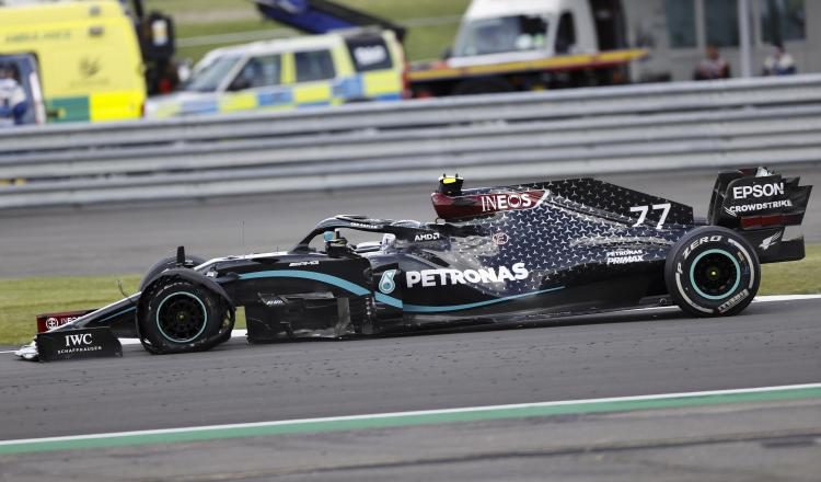 El piloto británico Lewis Hamilton terminó con una rueda pinchada durante el Gran Premio Gran Bretaña. Foto:EFE