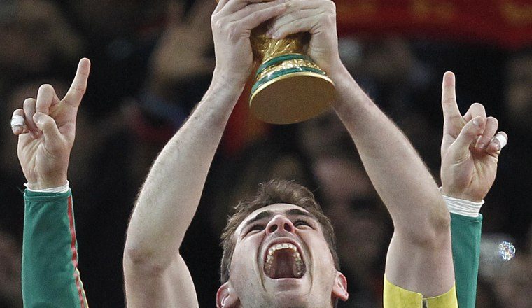 Iker Casillas levanta el trofeo como campeón del mundo. Foto:EFE