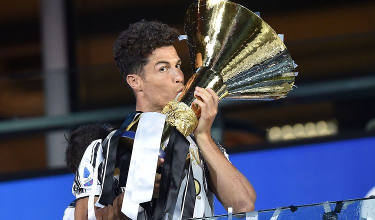 Cristiano Ronaldo de la Juventus dio un beso al trofeo como campeón de la Serie A en Italia. Foto:EFE
