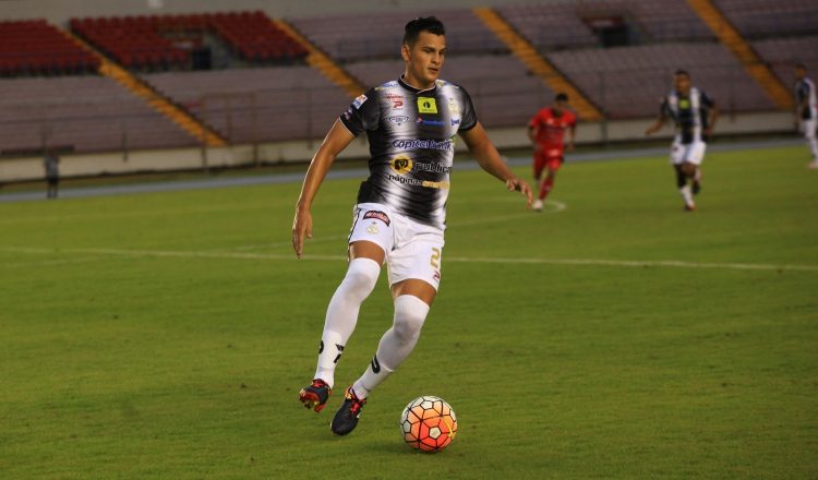 Jan Carlos Vargas, defensa central del Tauro. Foto: Anayansi Gamez