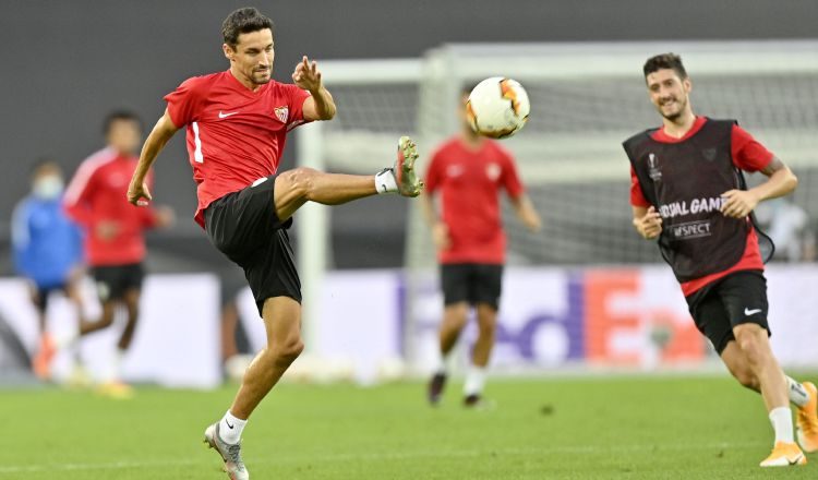 Jesús Navas (izq.) en los entrenamientos del Sevilla. Foto:EFE