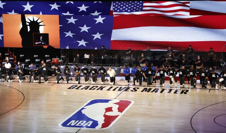 Jugadores de los Bucks y los Magic de Orlando protestan. Foto:EFE