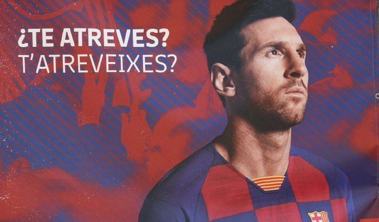 Un cartel en el Camp Nou , días después de que el delantero argentino del FC Barcelona enviara un burofax al club catalán. Foto:EFE