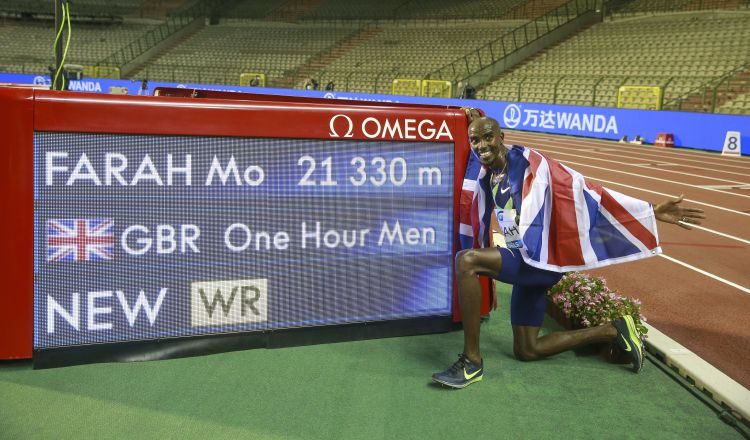 El británico Mo Farah festeja su nuevo rércord. Foto:EFE