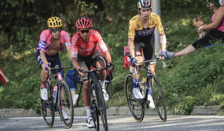 Nairo Quintana (cent.) en el Tour de Francia. Foto:EFE