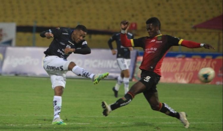 Gabriel 'Gaby' Torres anotó dos goles en el triunfo de Inpendiente ante Deportivo Cuenca. Foto:@IDV_EC