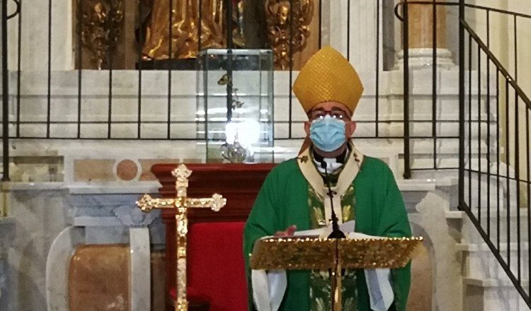Ulloa en eucaristía en la iglesia Santa María La Antigua. Foto: Iglesia Católica