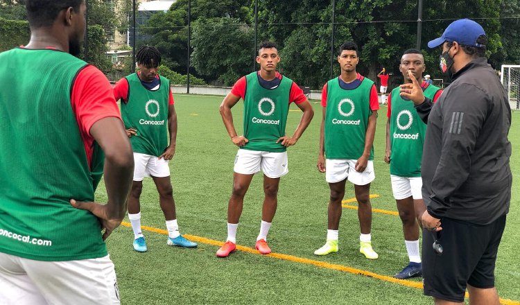 El técnico Fancisco Perlo conversa con los jugadores del CAI. Foto:@CAI