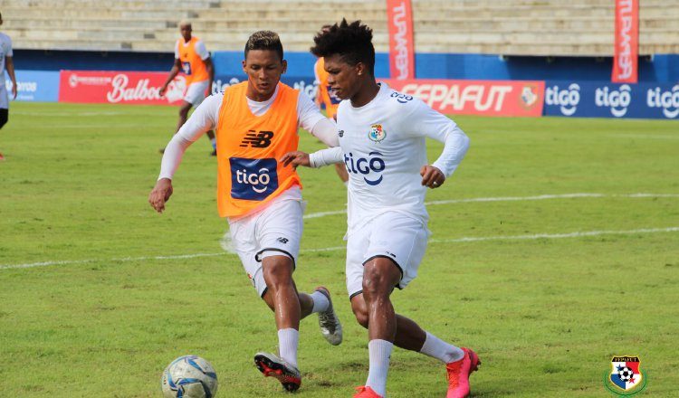 Alberts Fruto (izq.) durante los entrenamientos de la 'burbuja' en Coclé. Foto:Fepafut