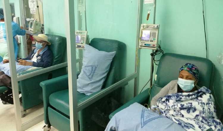 Pacientes en la sala de quimioterapia de Instituto Nacional Oncógico