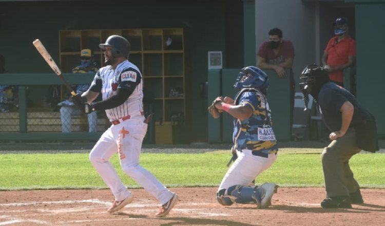 Pedro Aguilar dio el primer cuadrangular en el renovado Remón Cantera de Aguadulce. Foto:Fedebeis