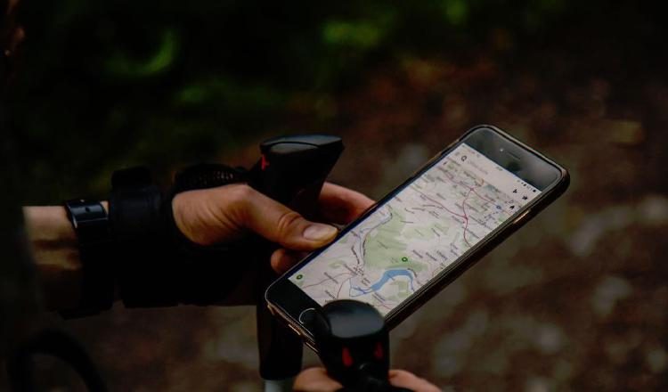 Cuando se refiere a planear paseos o vacaciones, los celulares ayudan a organizar el itinerario. Ilustración/Pixabay