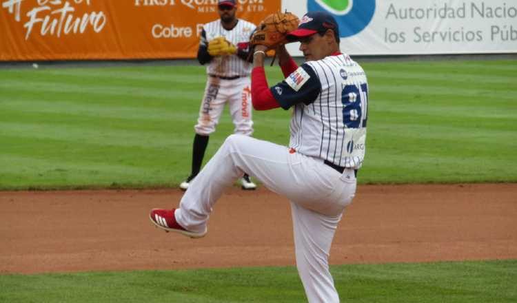 Gilberto Méndez se  llevó la victoria ante  Panamá Oeste, trabajó seis entrada. Foto:Fedebeis