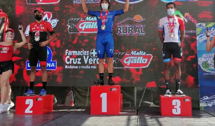 Christopher Jurado de Panamá (der.) quedó en el tercer lugar de la primera etapa de la Vuelta a Guatemala. Foto:Fedebeis