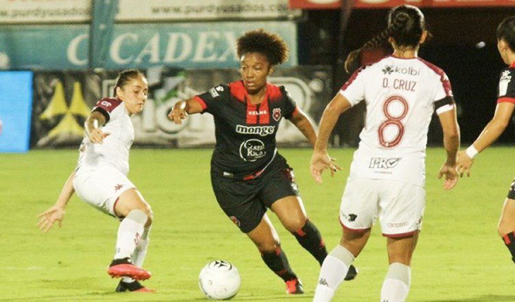 Marca Cox (cent.) en el partido contra Saprissa. Foto:@ldacr