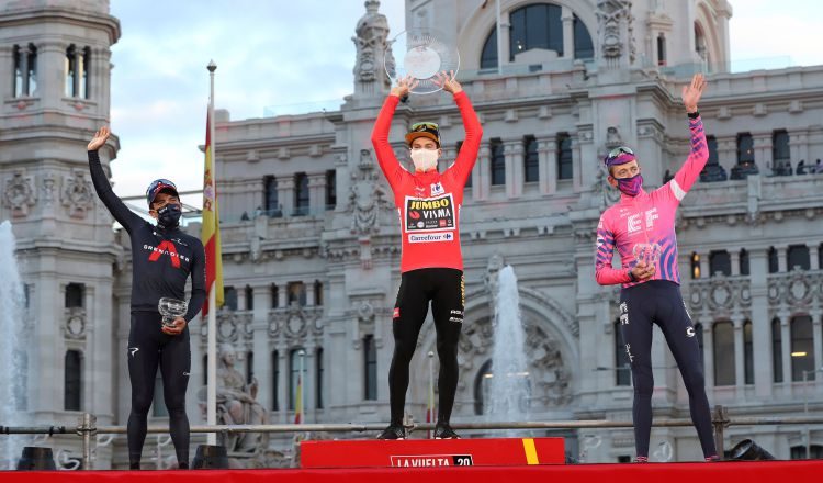 Primoz Roglic en el podium como ganador de la Vuelta España (cent.), el ecuatoriano Richard Caparaz (izq.) , segundo clasificado y el británico Hugh John Carthy (d) tercer lugar. Foto:EFE