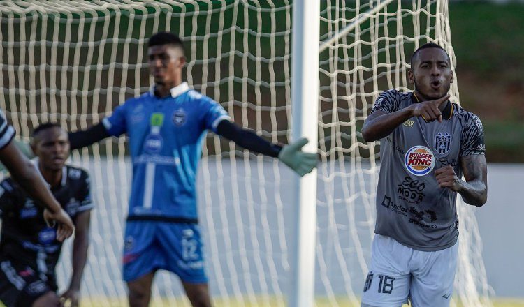Alfredo Stephens del CAI (der.) festeja su gol ante Tauro. Foto:@LPF
