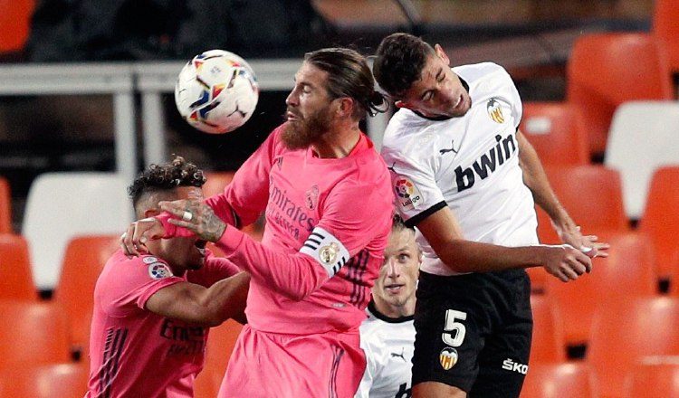Los jugadores del Real Madrid, Mariano y Sergio Ramos, saltan junto a Paulista y Wass , del Valencia. Foto:EFE