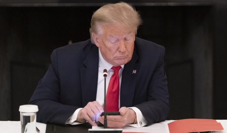 La avalancha de papeletas metidas en sobres ganó el pulso a los tuits de Trump, que había recurrido decenas de veces a Twitter para advertir, sin ninguna prueba, que el voto por correo favorecería el fraude electoral.