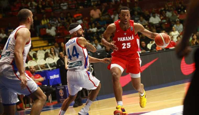 Akil Micthel de Panamá (der.).