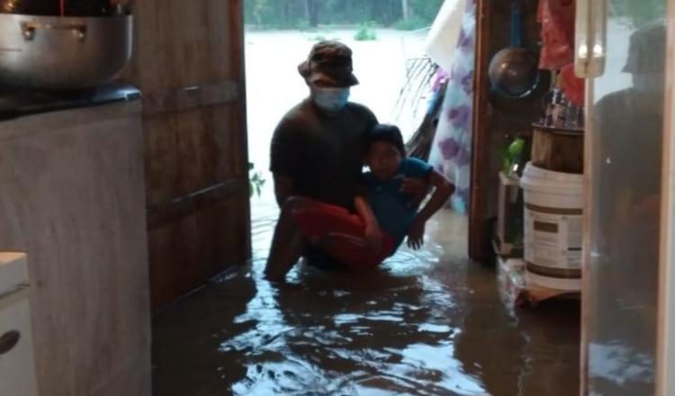 Las labores de rescate se extienden por todas las provincias afectadas por el mal tiempo.  Foto cortesía Ministerio de Seguridad
