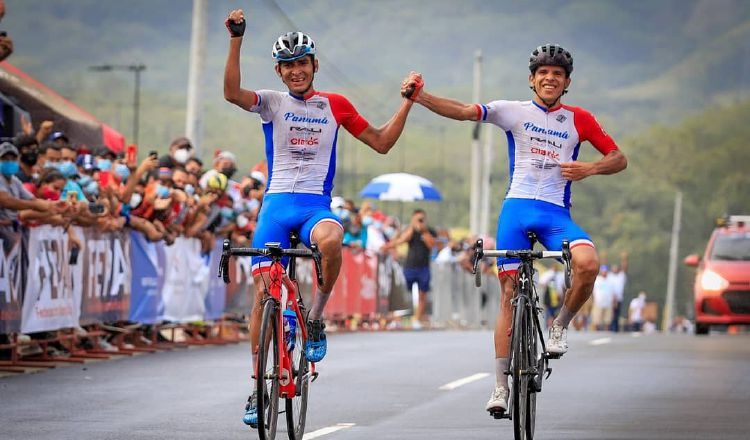 Alex Strah (izq.) y Franklin Archibold cruzan la meta para dar a Panamá la medalla de oro y plata . Foto:@Fepaci