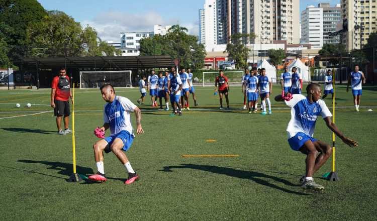 Jugadores de Sporting ayer en los entrenamientos. Foto:@sportingsmfc
